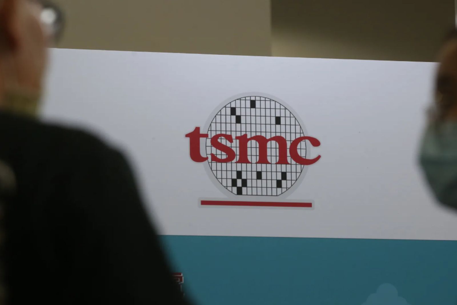 台積電、英特爾「洩密攻防戰」宛如影集!《彭博》:3大事件證明台灣晶片霸主地位