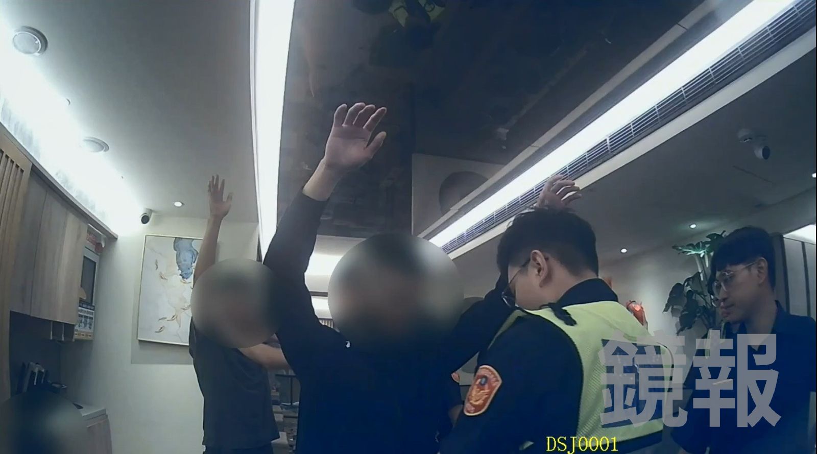 警方到場逮潑漆惡煞,但均為未成年少年。翻攝畫面