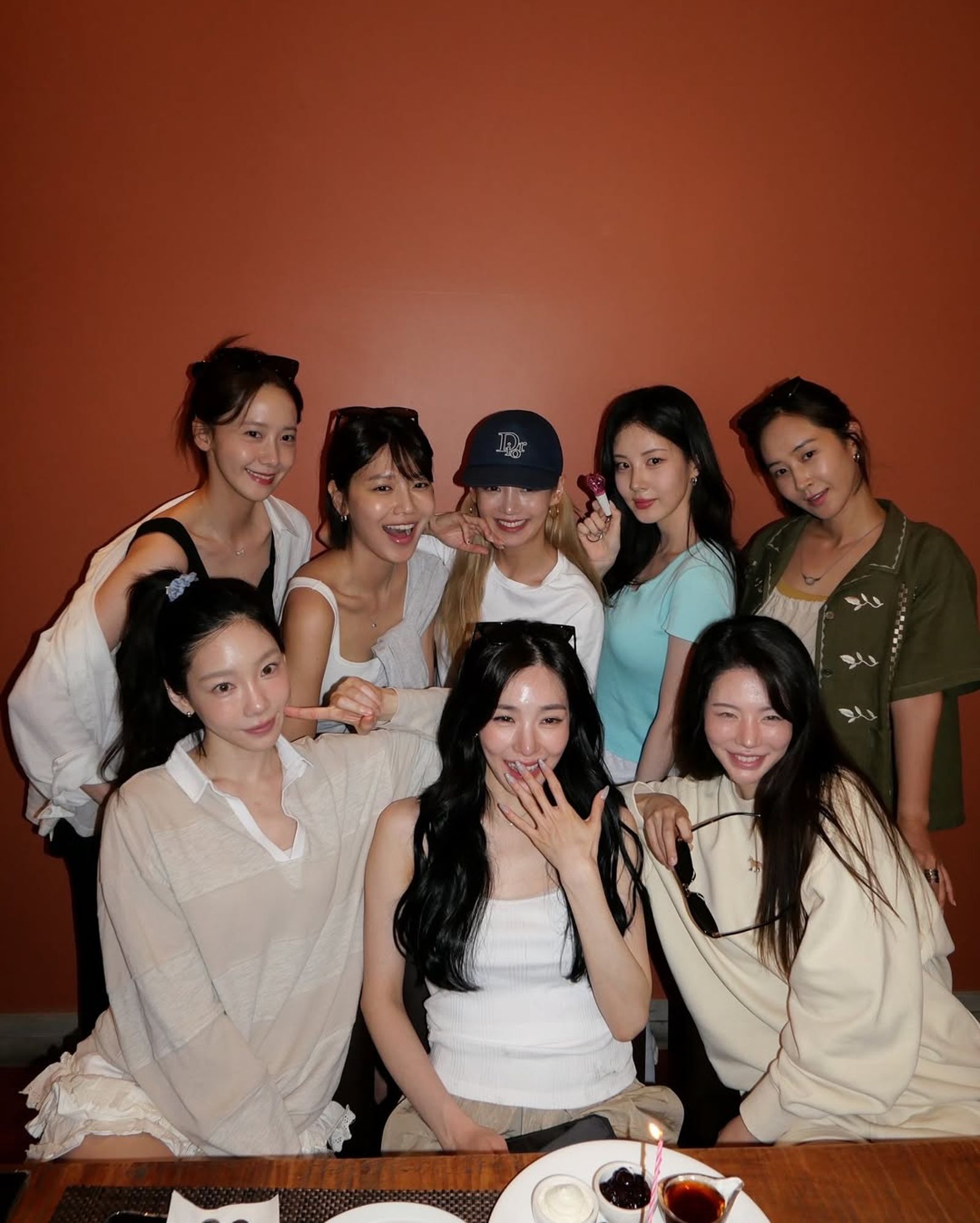 潤娥（後排左起）、秀英、孝淵、徐玄、俞利、泰妍（前排左起）、蒂芬妮、珊妮一同聚會。翻攝IG@tiffanyyoungofficial