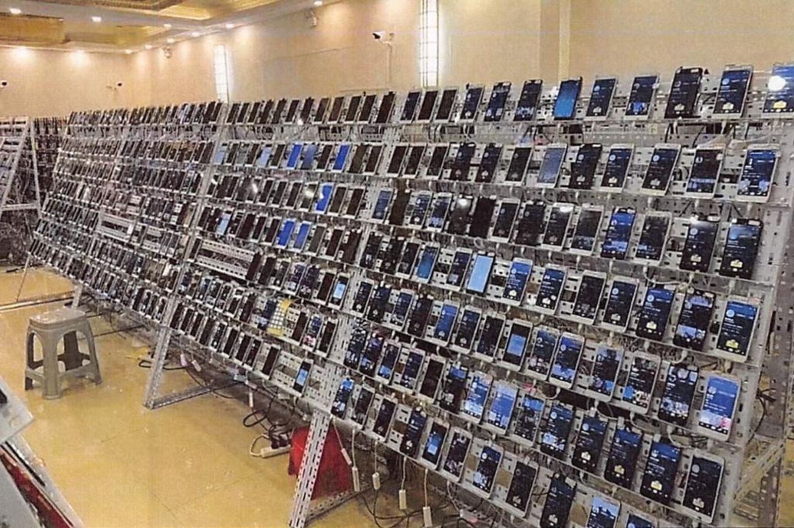 詐騙集團內部大量的「黑手機」。圖/翻自《紐約郵報》