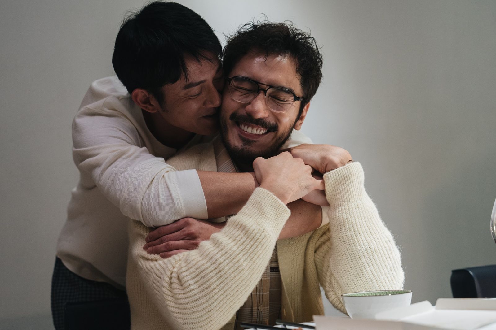 李至正(右)、吳慷仁(左)在《親密之海》飾演一對同志伴侶。CATCHPLAY+提供