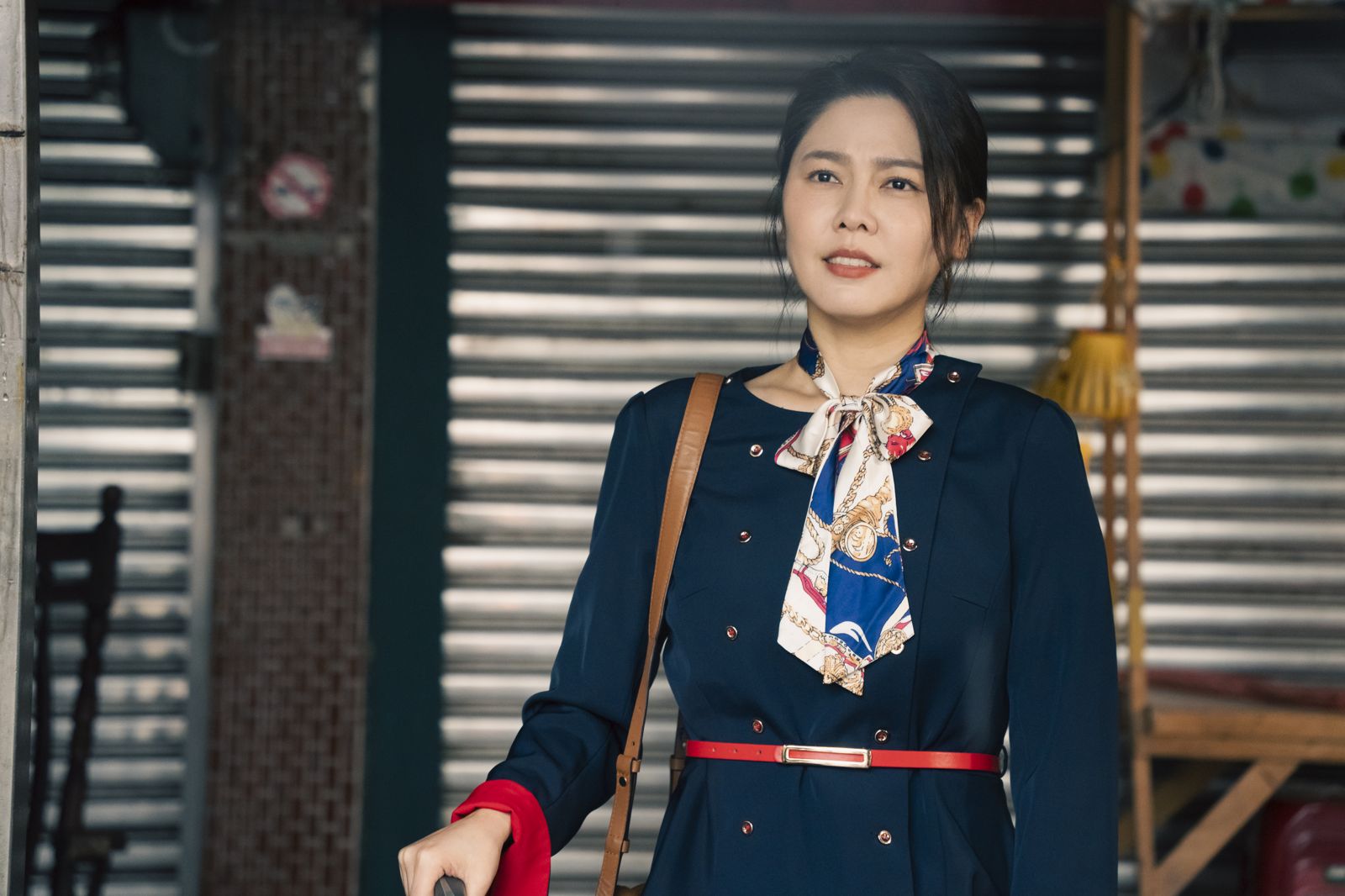 白家綺在《阿松與阿暖》中換上空姐裝，笑說老公還沒看過自己的空姐模樣。民視提供