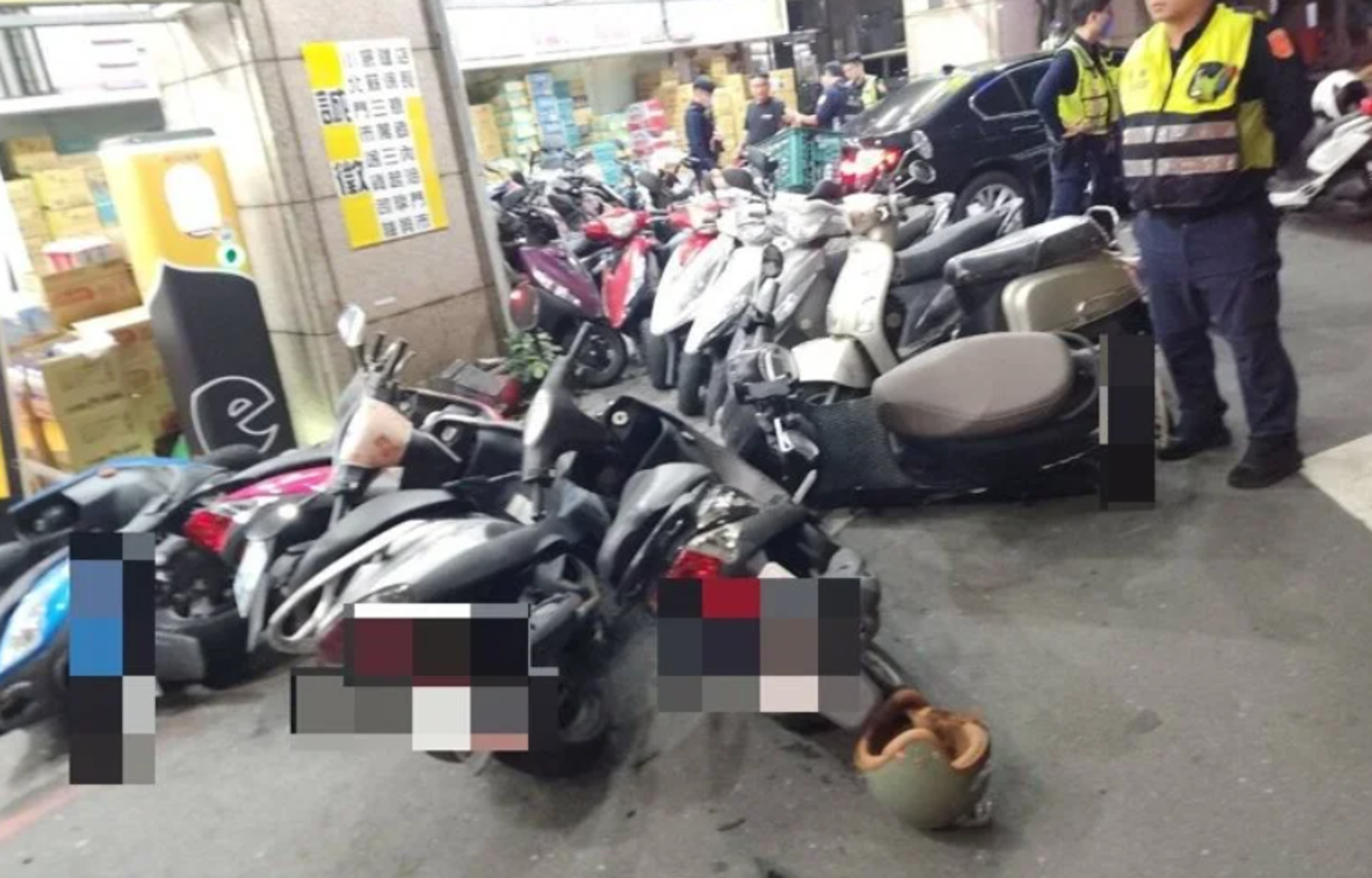 高雄毒駕男凌晨橫掃中正路　24輛機車如保齡球全倒　騎士哀號：為何不好好開車