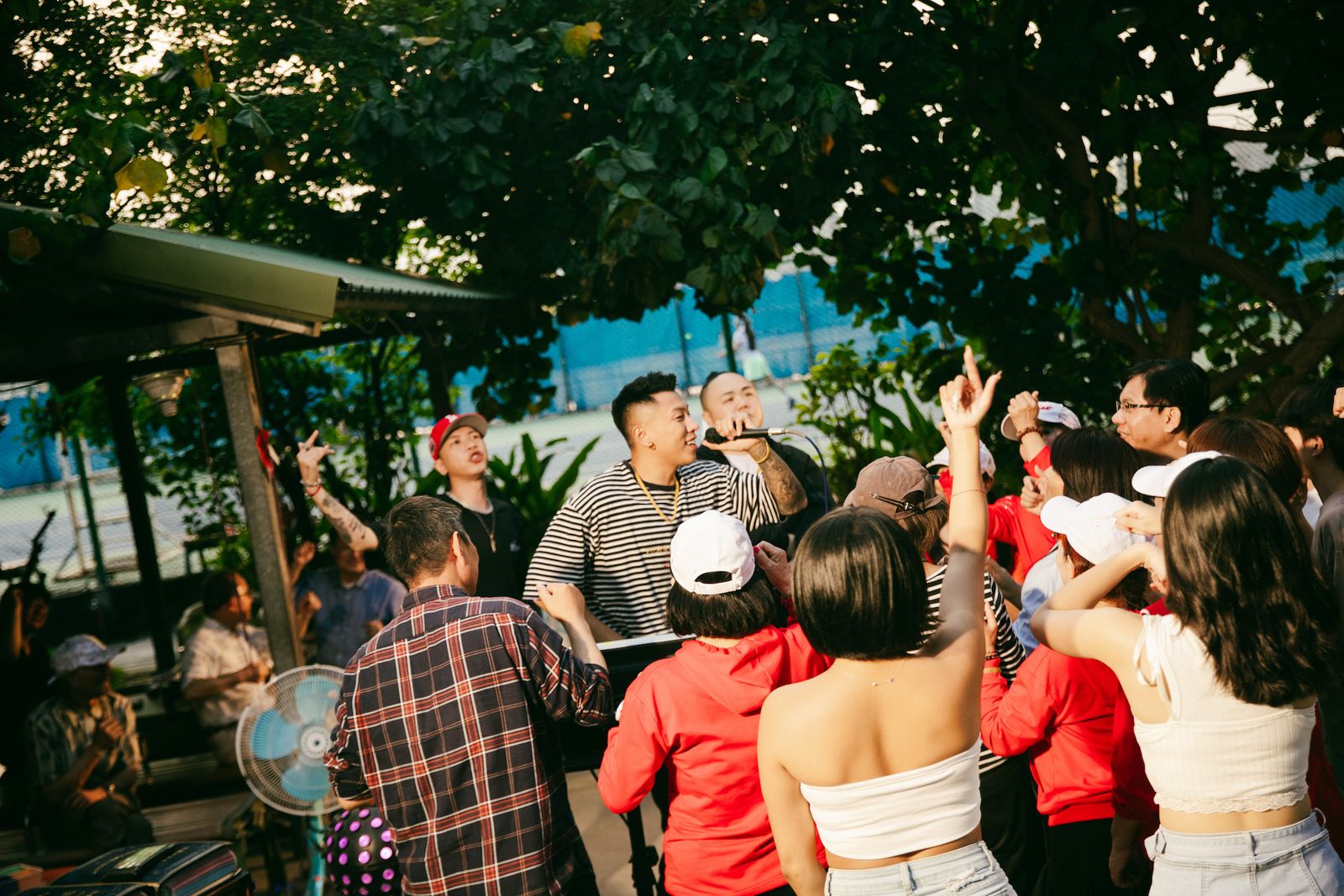 頑童在MV裡體驗退休生活。本色音樂提供