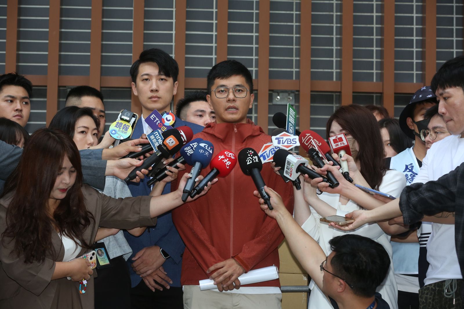 罷免吳沛憶送件失敗！二階連署仍差3千份　李孝亮抱志工痛哭