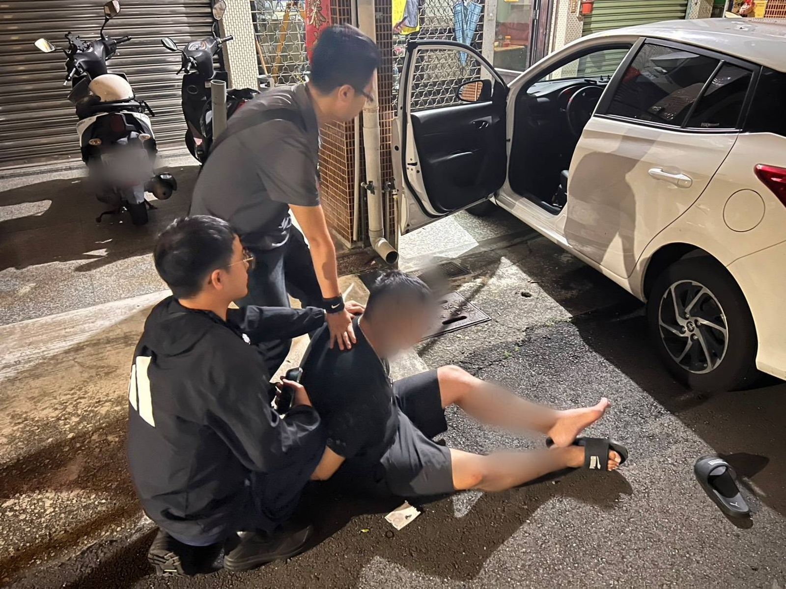 通緝悍匪撞警車拒捕!小港警掏槍喝令「趴下」 圍捕壓制驚險畫面曝光
