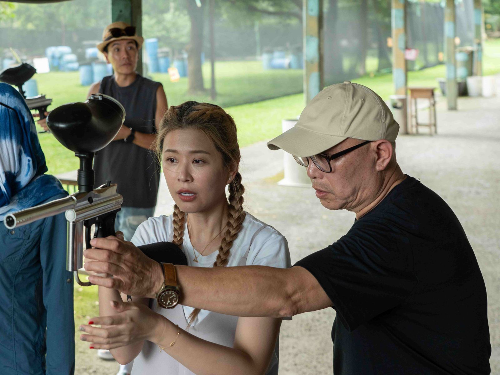 鄧安寧（右）指導李燕（右二）漆彈打靶技巧。KOCSKIN克麗詩黛提供