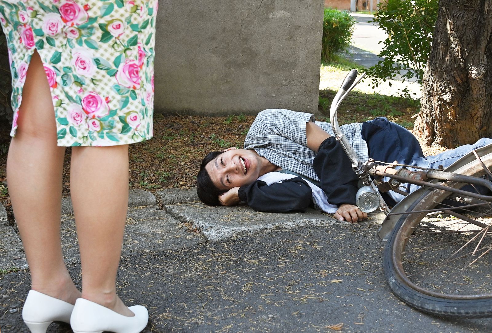 8點檔男星剛新婚就被「美腿」迷暈！老婆盯場竟大方開放「好好學習」：回家幫我脫絲襪