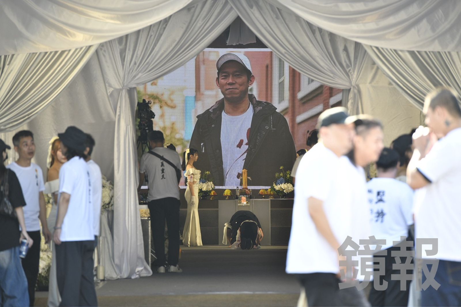 直擊/顏正國告別式如片場謝幕 「人生殺青宴」白色主題百人送別