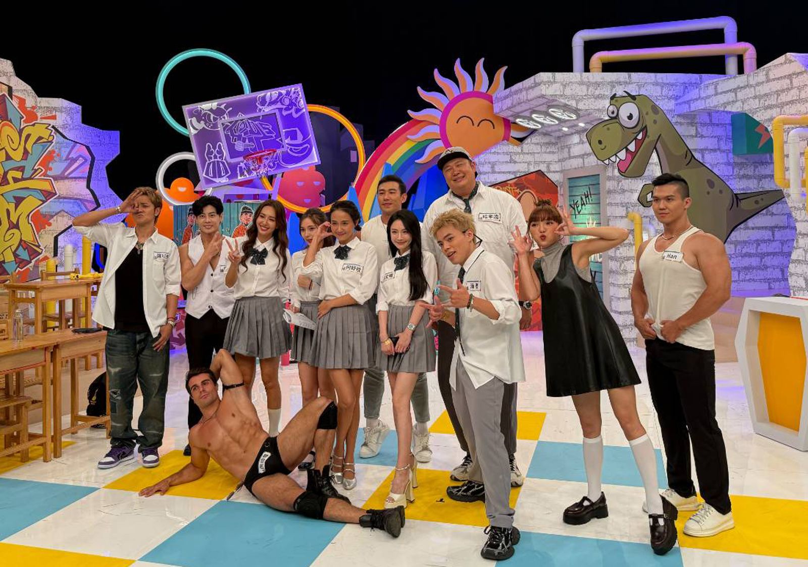 羅志祥（左起）、唐子元、薔薔、舒舒、何妤玟、劉翔、鄔又曦、哈孝遠、海產、何美、Han、（前排）佩德羅。唐子元提供