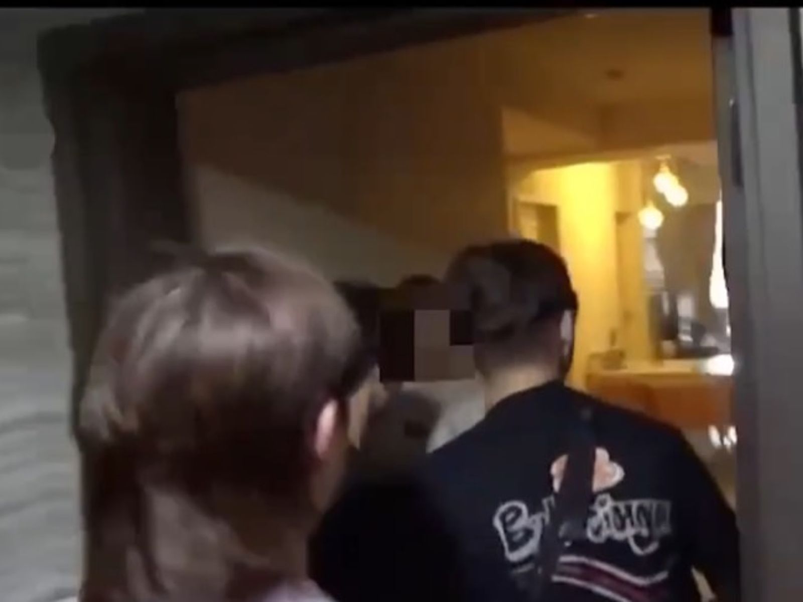 警方攻堅主嫌情侶檔住家。