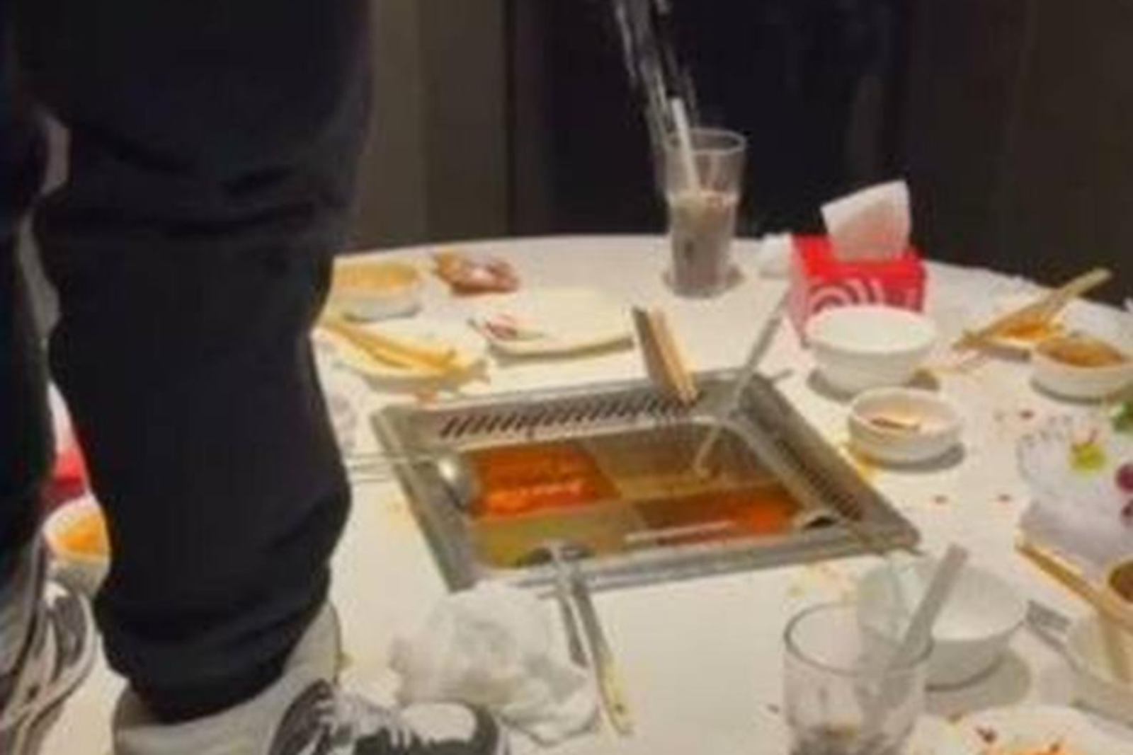 2少年火鍋內「撒尿拍片」！海底撈怒告9800萬　判決結果出爐
