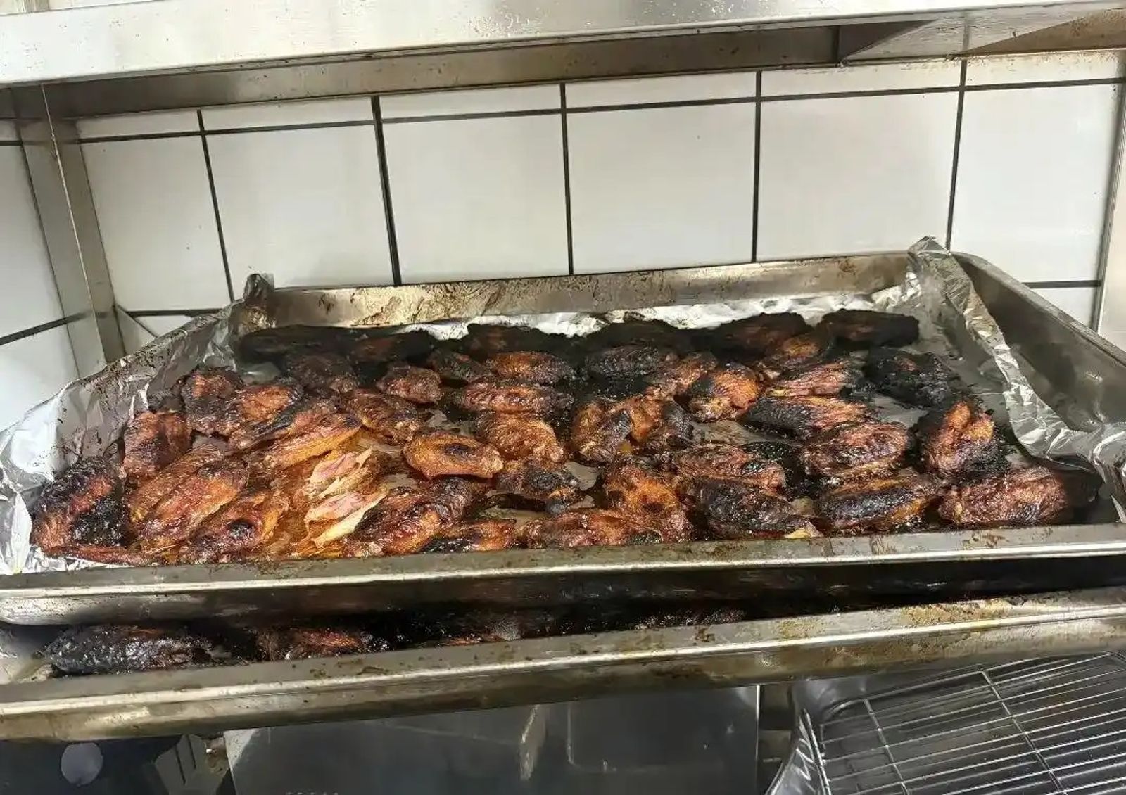 男大生打工烤焦逾200隻雞翅！　百萬網友共鳴「誰不懵」下場曝光