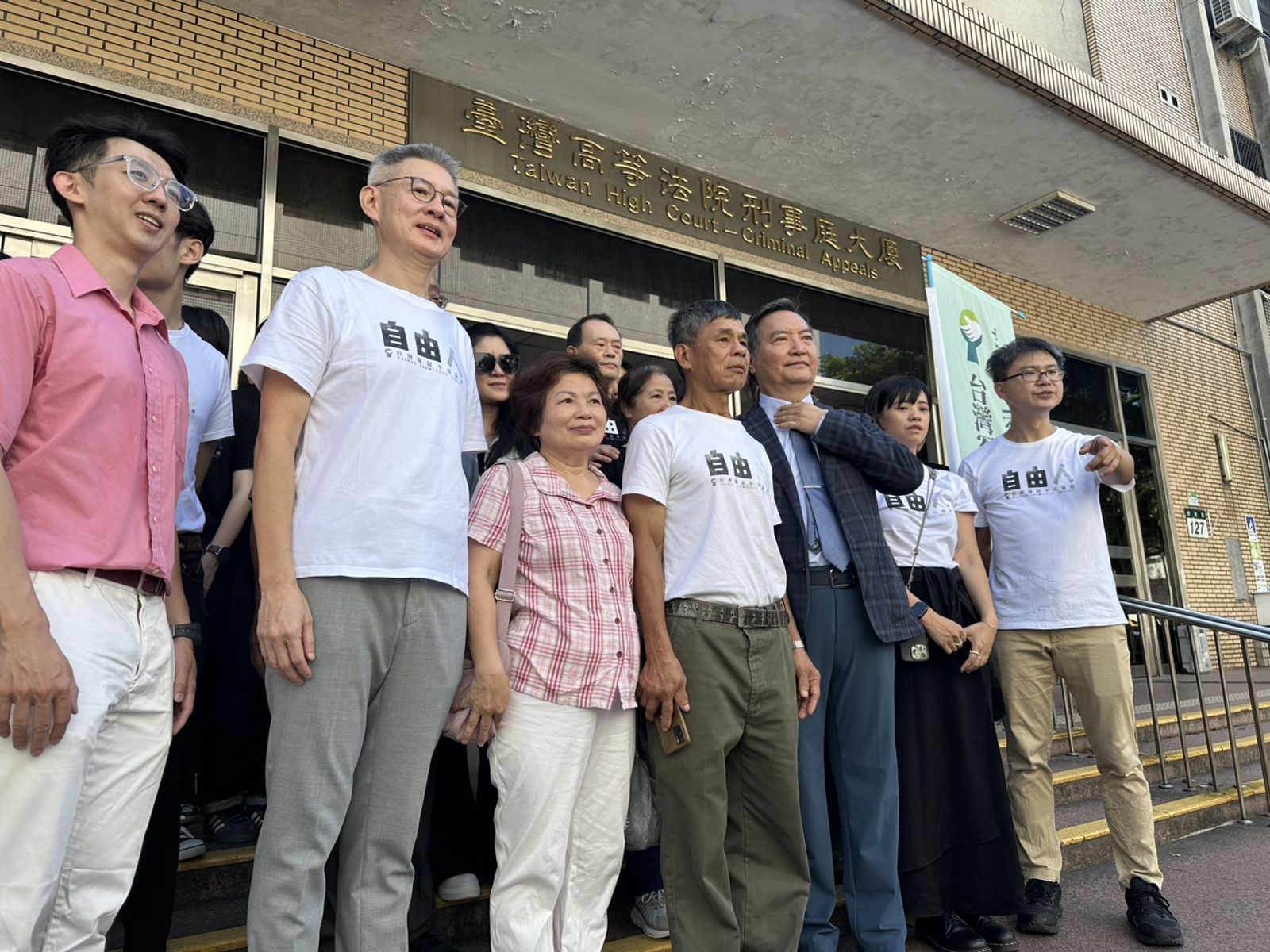 呂金鎧（右四）和一路支持她的姊姊呂秋容（左三）一起來聽判。馮茵攝