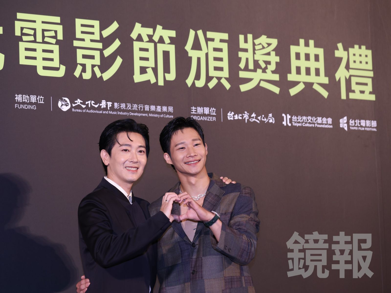 施名帥（左）、黃冠智兩人在《愛做歹》中有同性情愫。攝影組