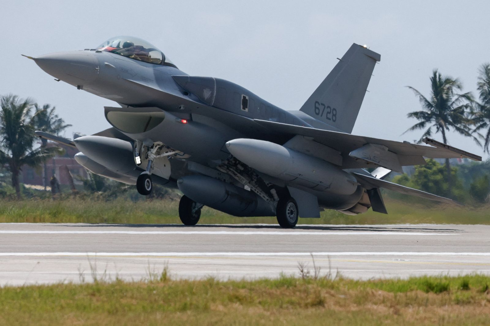 台灣向美國採購的首批2架F-16V Block70戰機,今天(2日)中午12時抵達台東志航基地。圖/達志影像