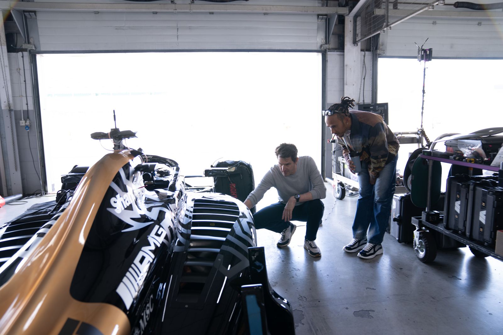 《F1電影》堅持全片都用IMAX攝影機拍攝，讓觀眾身歷其境。華納兄弟電影提供