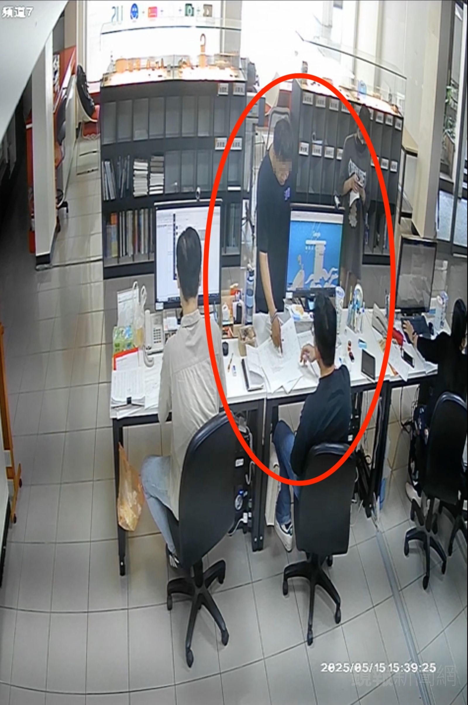 台藝大圖文系楊姓副教授（紅框站立者）曾在系辦公開訓斥身障黃姓助理。（圖／爆料者提供）