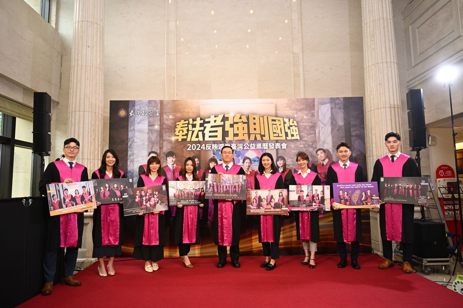 粘鑫(最右)2023年曾拍攝檢察官公益桌曆。最高檢提供