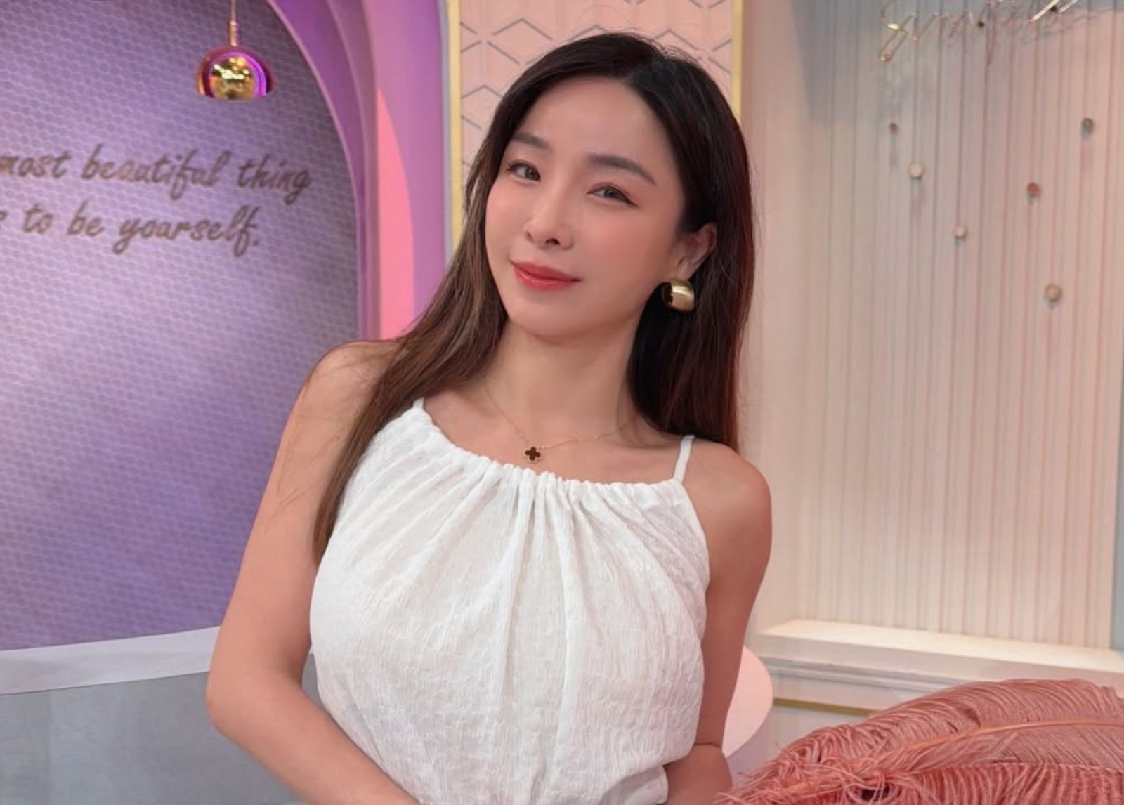最正主播爆婚後不顧兒女家中抽電子菸!菸槍黑歷史全被翻 疑劈腿喊話舊愛:哥哥願意回家嗎