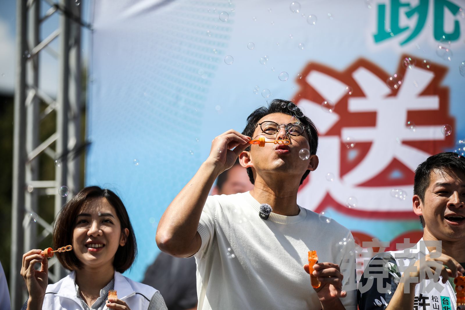 民眾黨主席黃國昌與柯文哲一同出席造勢活動拉抬小雞。（圖／鄒保祥攝）