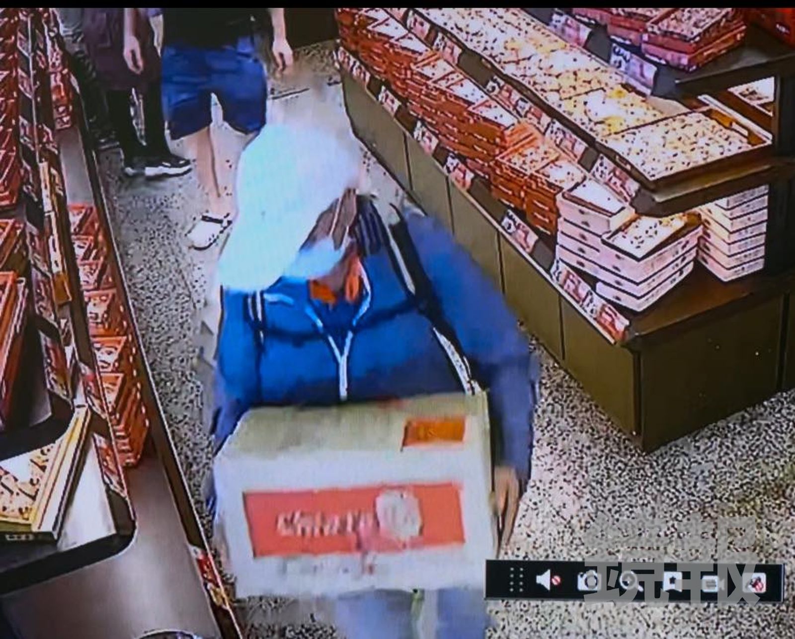 「偷整箱→邀喝茶→完結篇」佳德鳳梨酥文案爆紅！阿北辯「捐給弱勢」前科遭起底