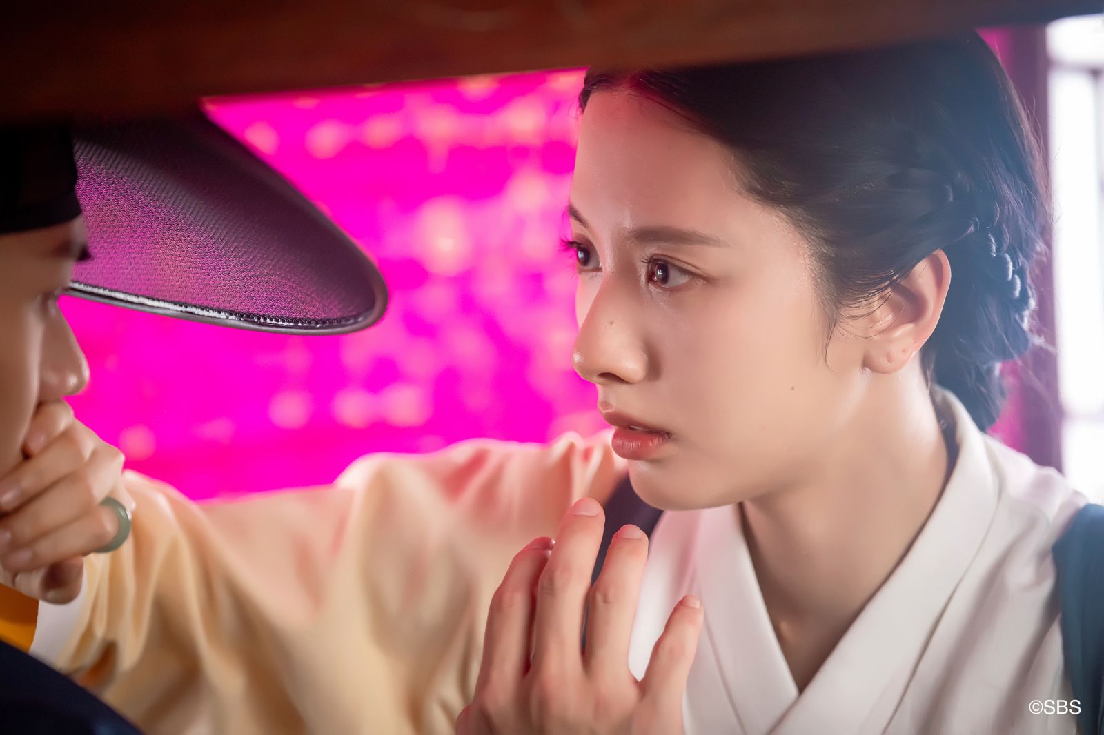 金知妍懷疑自己對惡神強鐵（陸星材 飾）的情感，是因為對方住在尹甲的身體裡。Hami Video提供