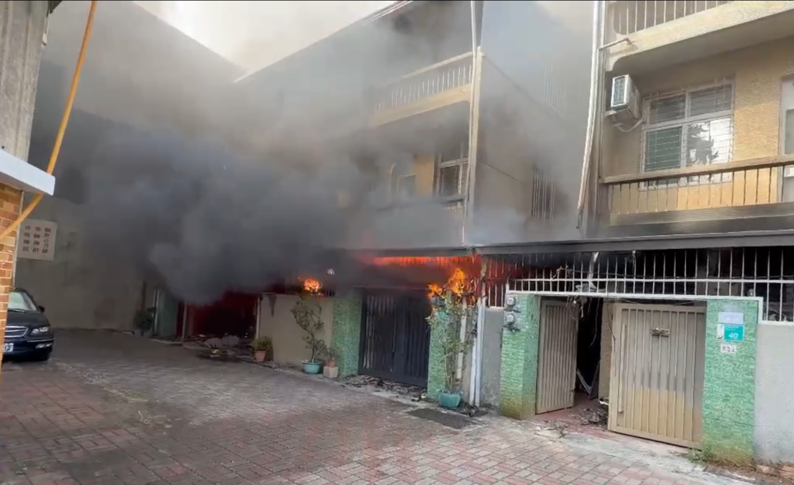 台南東區民宅火警 7旬老婦命喪樓梯間 1樓佛堂疑為起火點