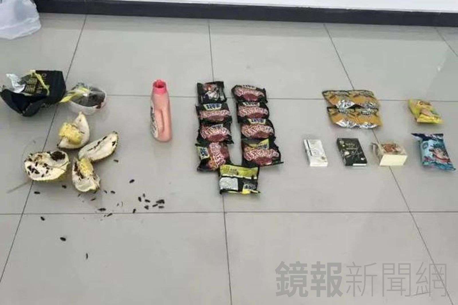 男子將榴槤、餅乾等食物從11樓丟出。圖／翻攝畫面