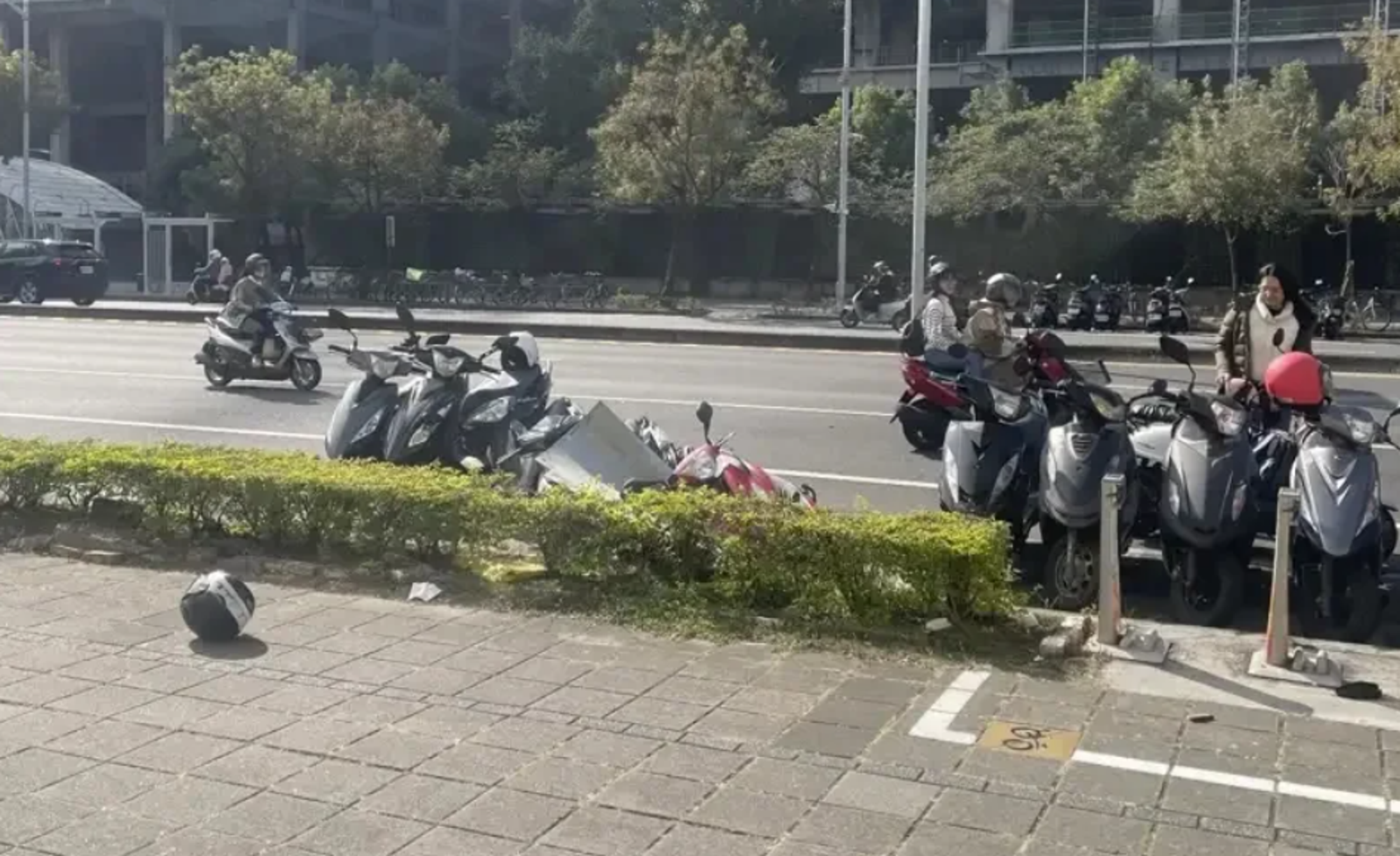 富邦凹子底工地「致命巨鐵片」砸落 女騎士驚險擦身:差幾秒就沒命