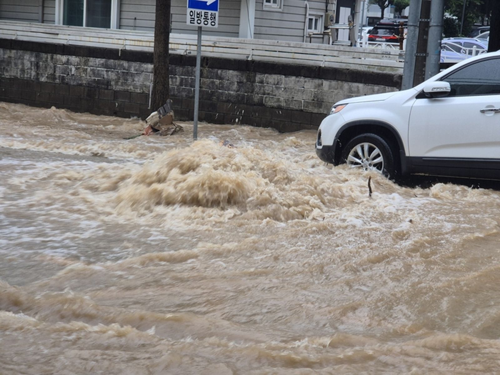 韓國暴雨炸翻南部!巨濟「水彈」狂灌805毫米 山崩洪水齊發「公寓被泥土吞沒」釀1死