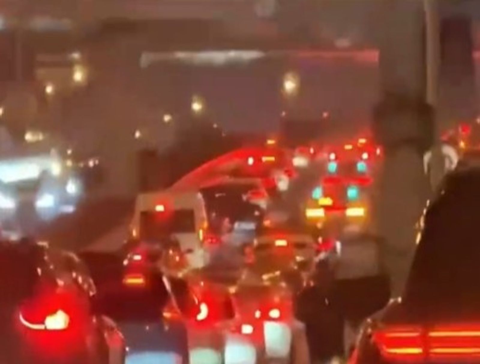 中國無人駕駛大崩潰！近百輛車「卡在高速公路」…客服打不通→乘客受困2小時