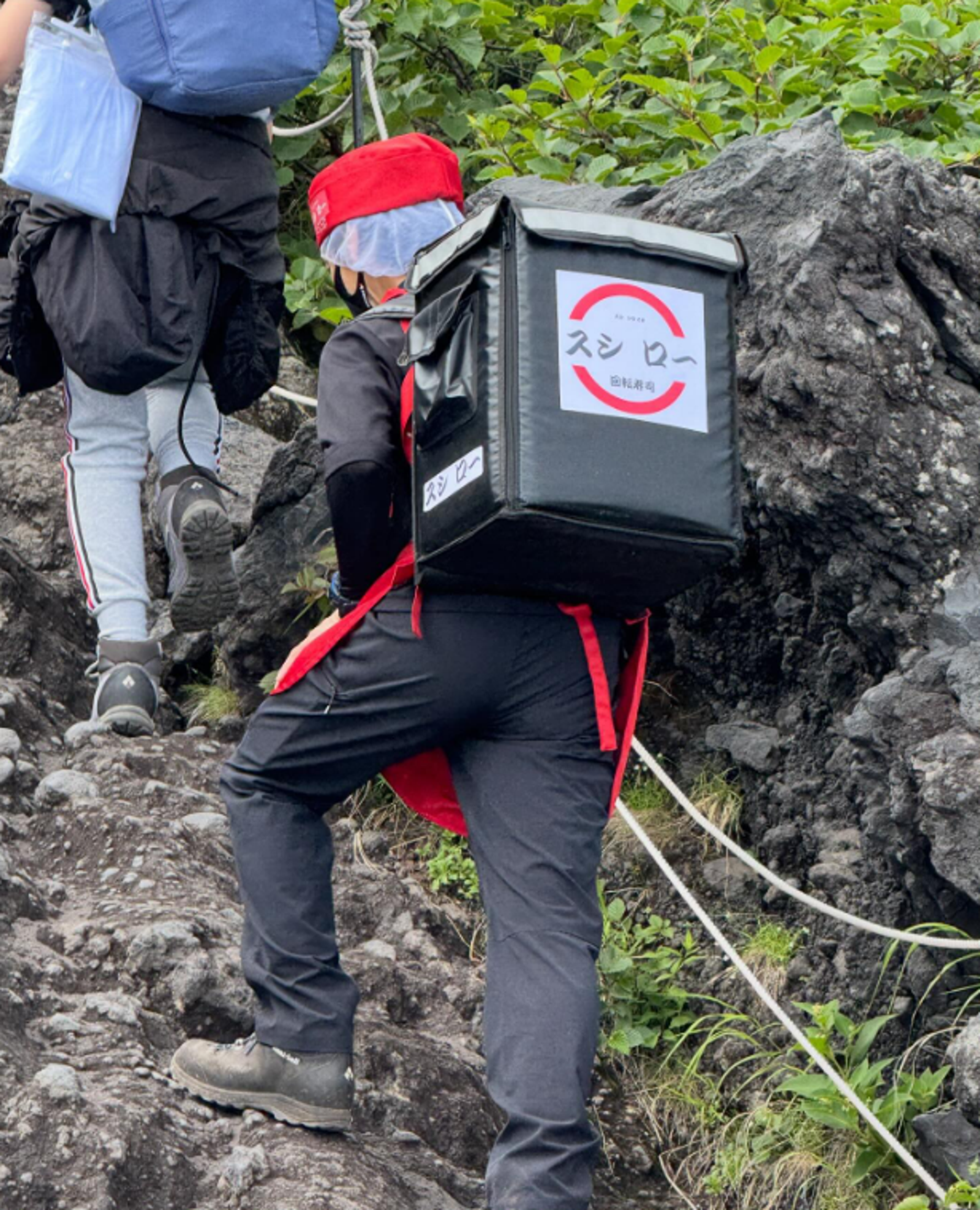 一名登山客驚見壽司郎外送員送餐上富士山。圖/翻攝自Threads@haruka0sy