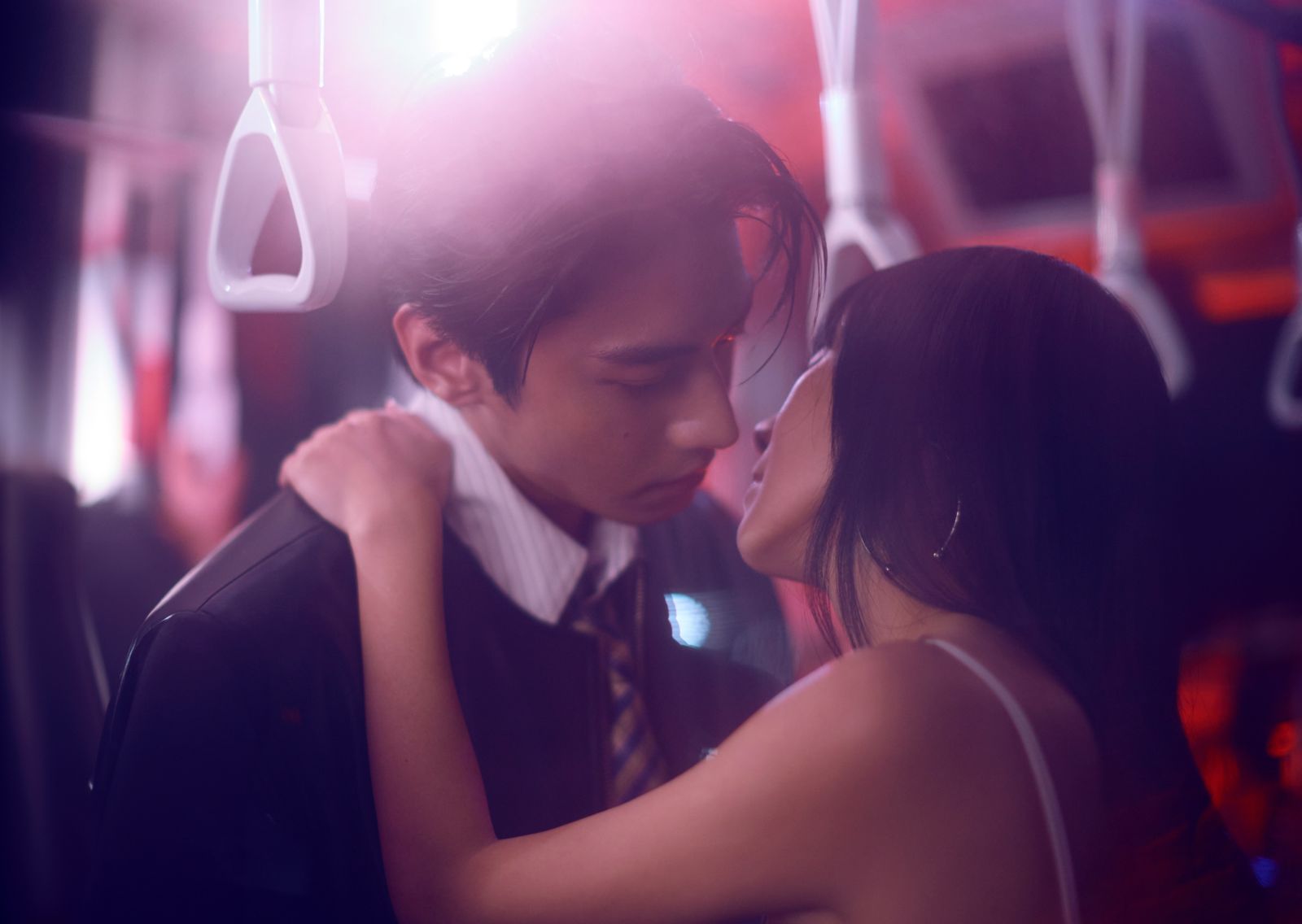 宋柏緯為她「洗澡自嗨」!勾脖子錯位接吻 曖昧互動全被拍