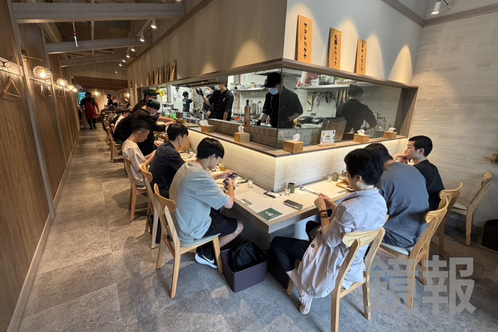 「雞湯桑」攜手日本拉麵名店「八咫烏」的居山主廚，帶來限時限量的創作拉麵。