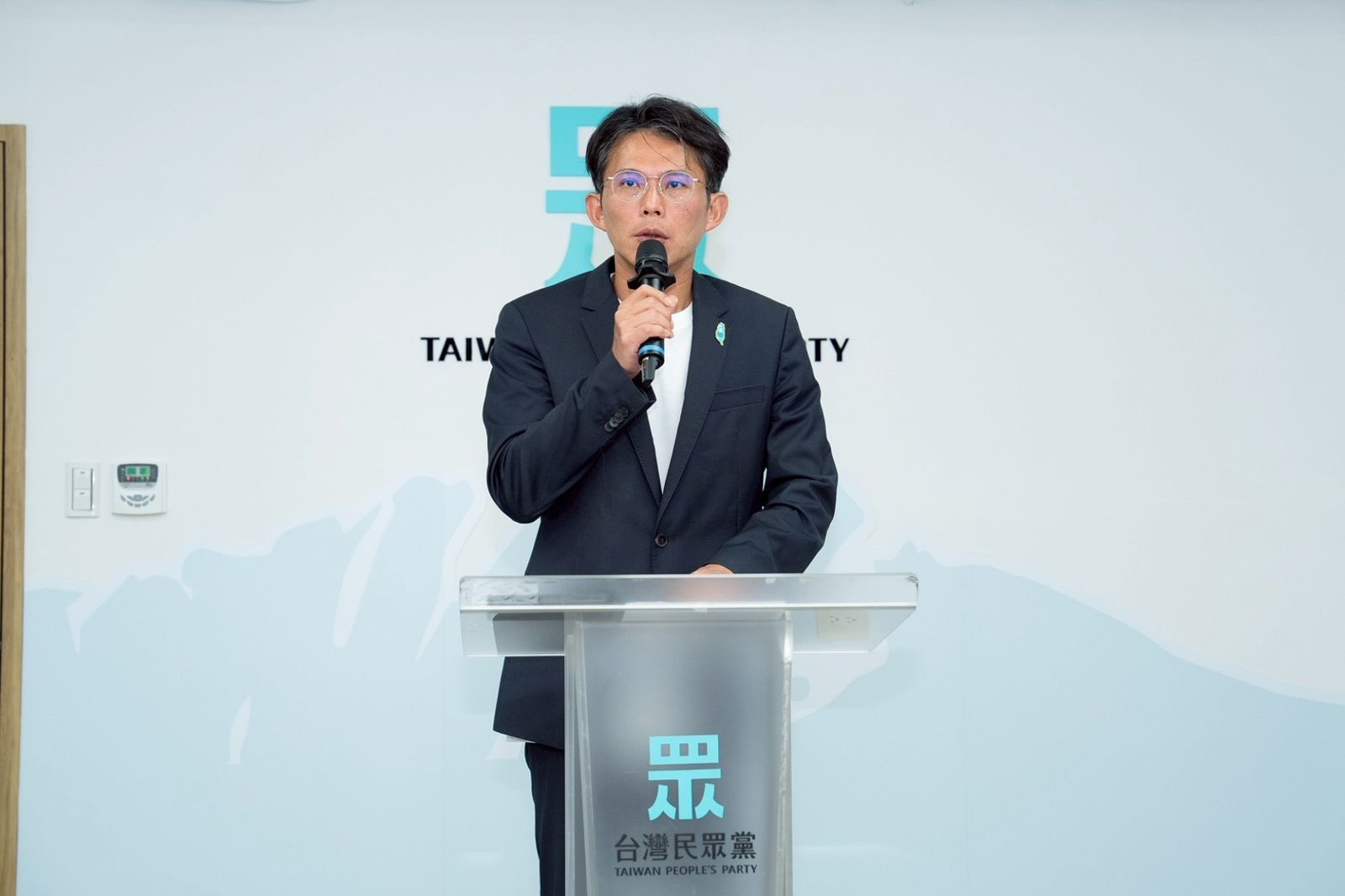 郭智輝稱川普發言是「假訊息」　黃國昌批荒腔走板：內閣應解散重組