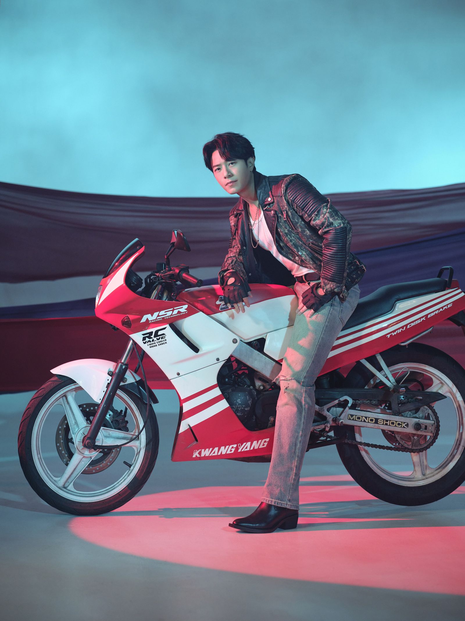 韋禮安在MV裡騎重機馭風狂飆。索尼音樂提供