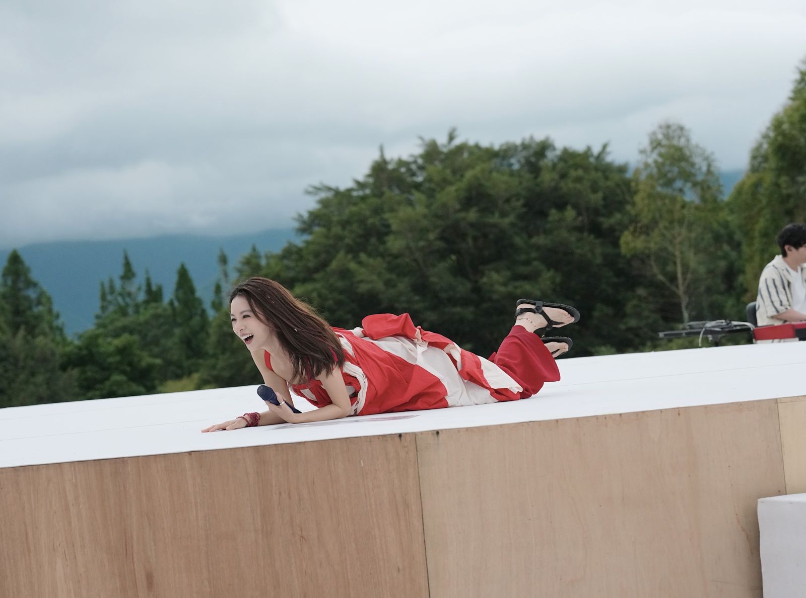 埔里場特別打造圓形層次的主舞台宛如音樂盒，她恣意歌唱、隨著歌曲開心跳躍，更直接在旋轉舞台躺下，對著偌大天空歌唱，笑稱這是「全世界最大、最貴的床」！何樂音樂提供