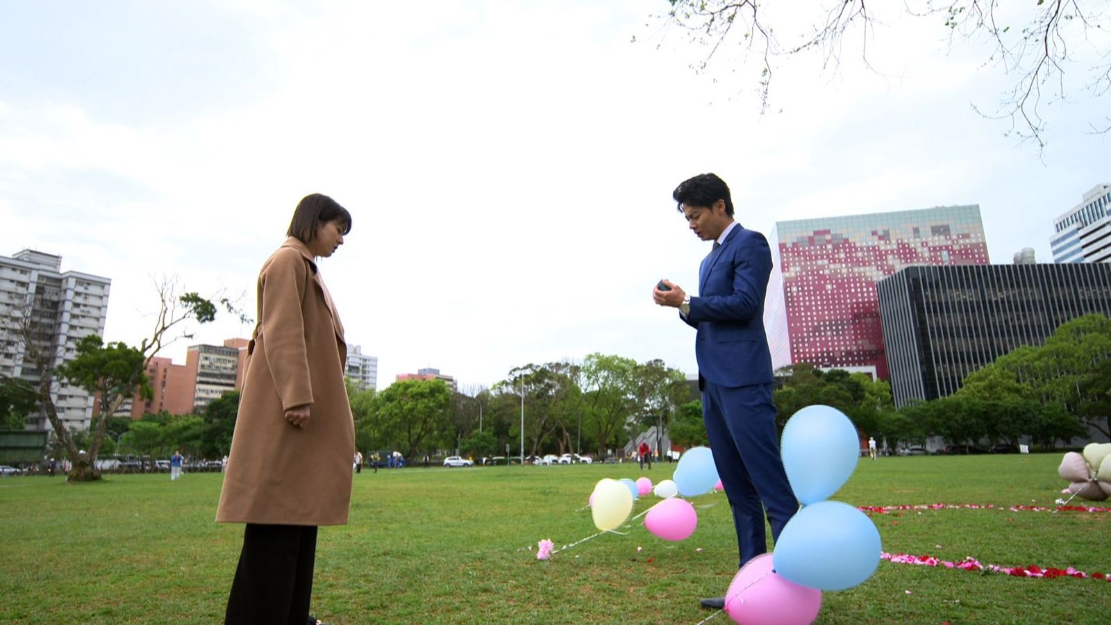 羅子惟（右）劇中求婚慘遭蘇晏霈拒絕。民視提供