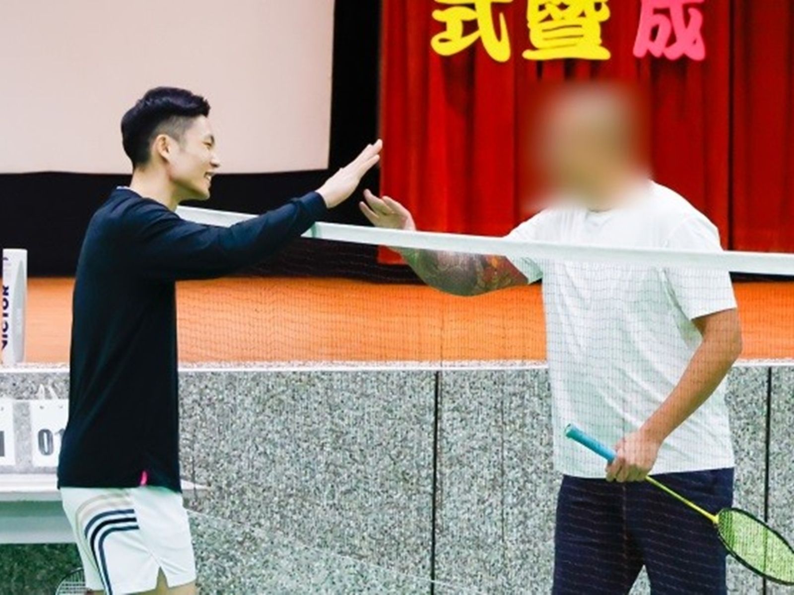周天成比賽閒暇會與教會團體到台北監獄，以羽球跟收容人互動。北監提供