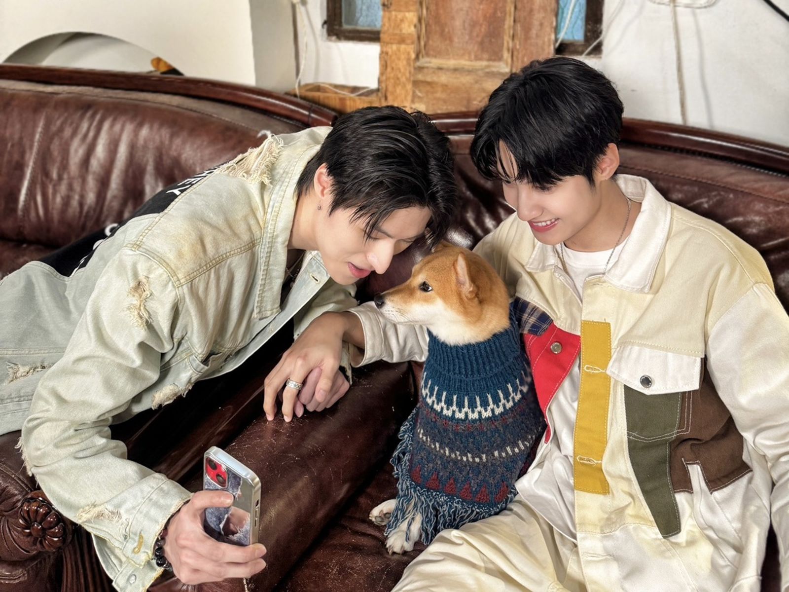 王君豪、成晞帶愛犬跑通告 互秀親子裝索吻