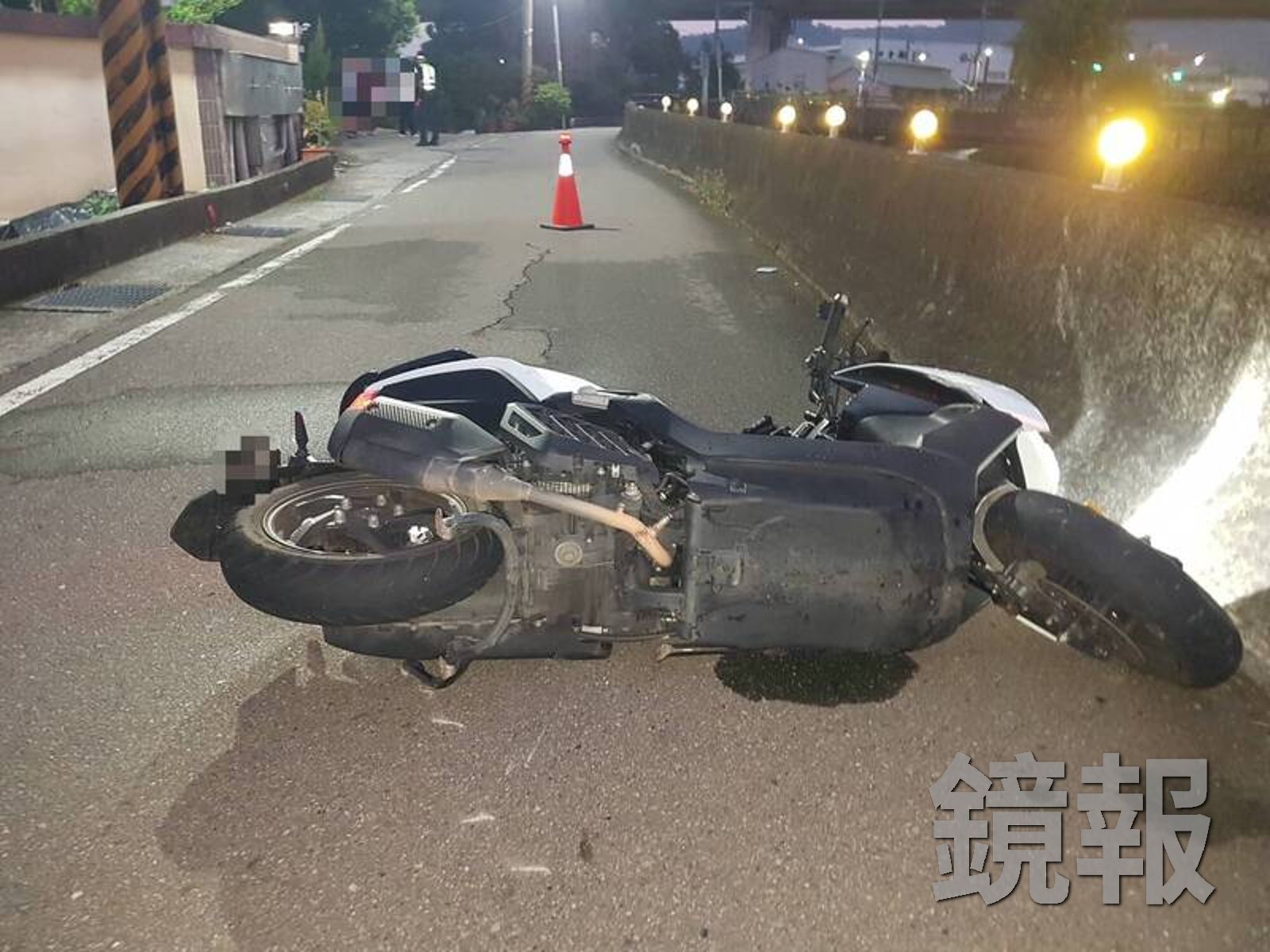 消防人員趕抵現場時,僅發現機車倒在路面,疑似有擦撞護欄的痕跡。圖/民眾提供