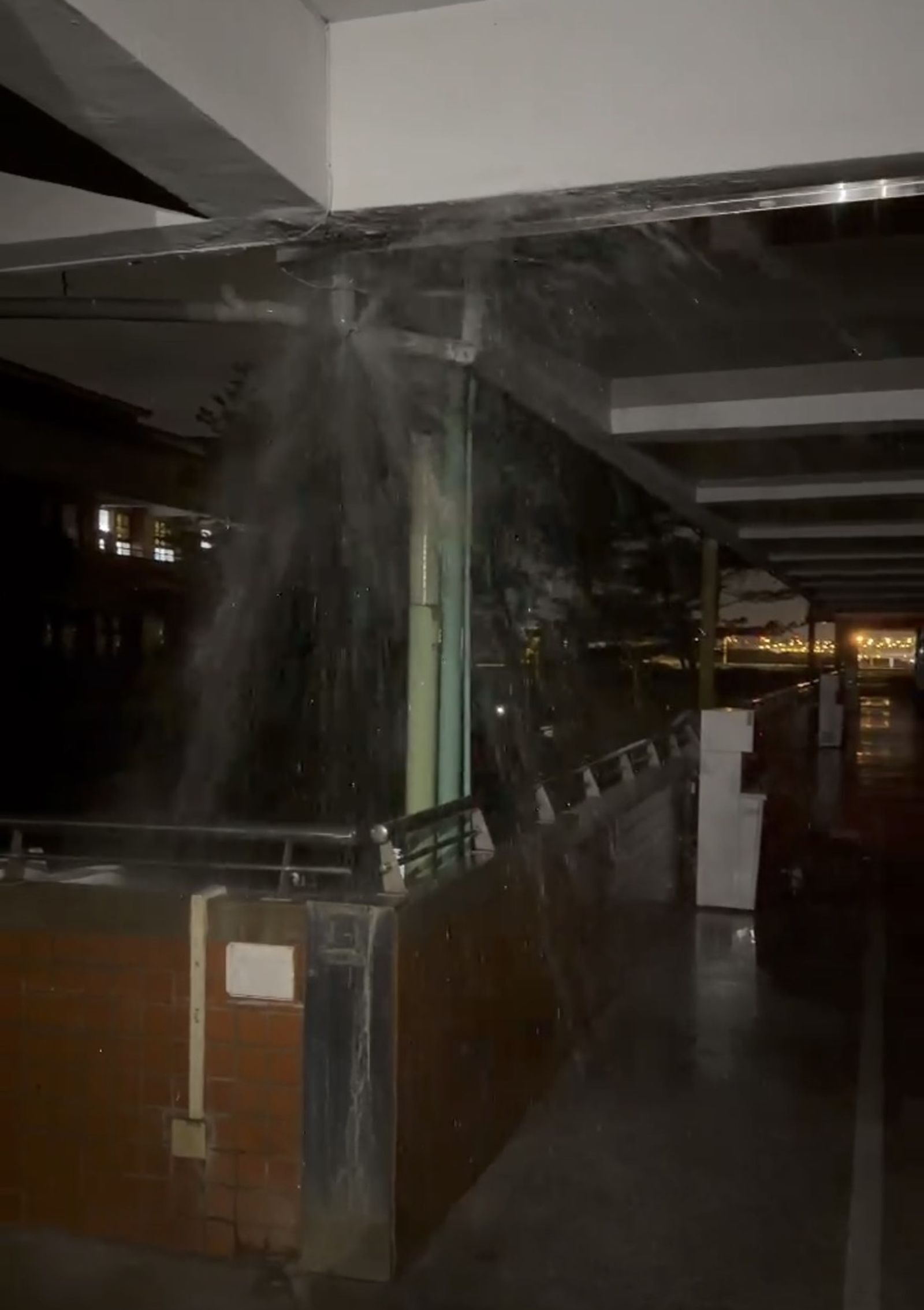 學校因強震造成水管管線破裂漏水。翻攝畫面