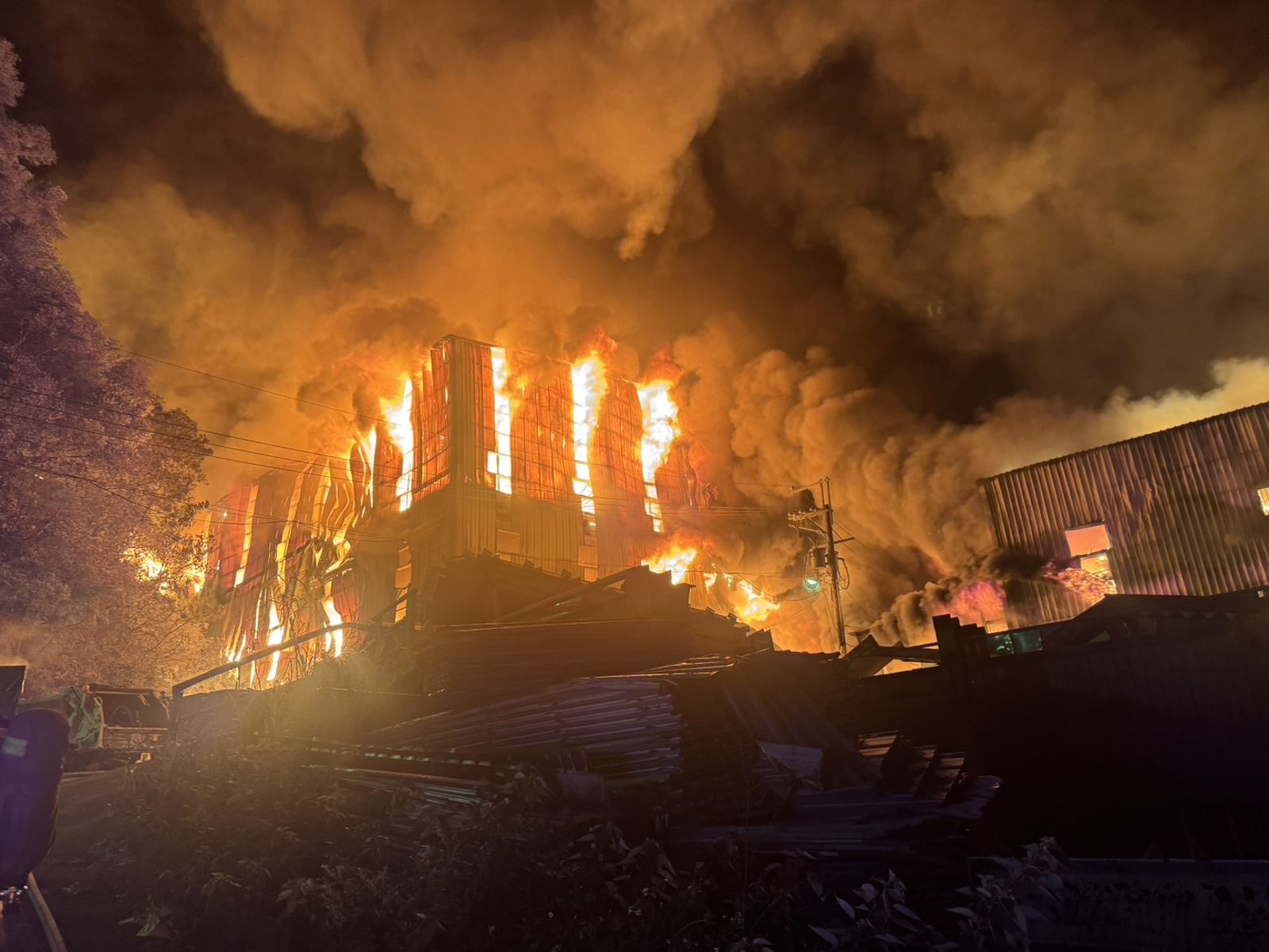 烈焰噬工廠!火光瞬間染紅五股夜空 4廠房逾5600平方公尺全燒光