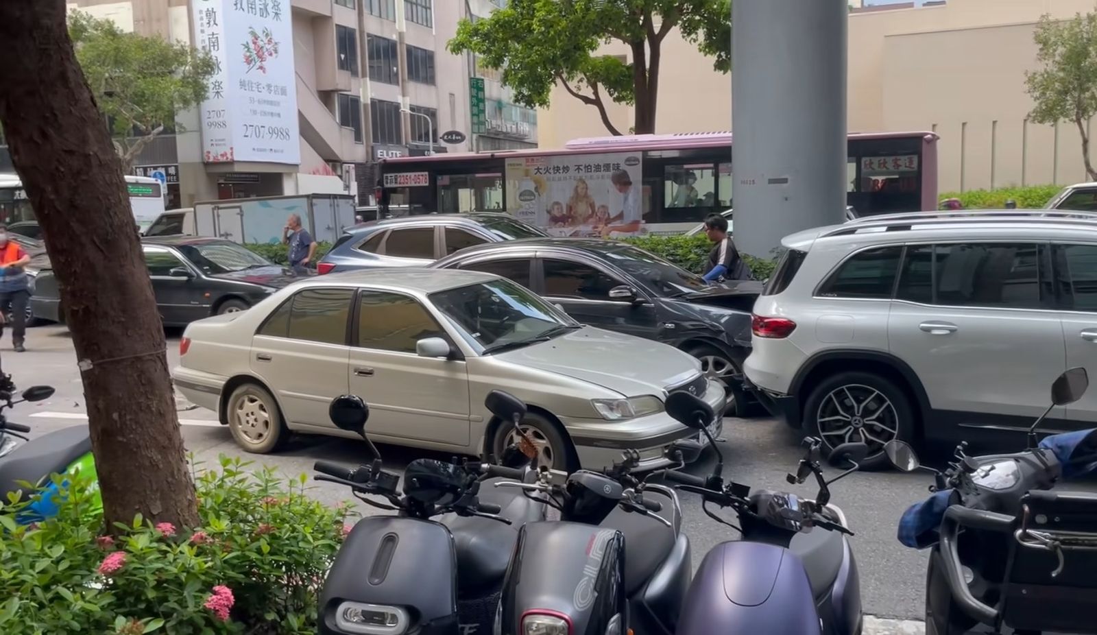 北市大安區轎車爆衝「5車追撞」　騎士遭壓車底滿臉是血送醫