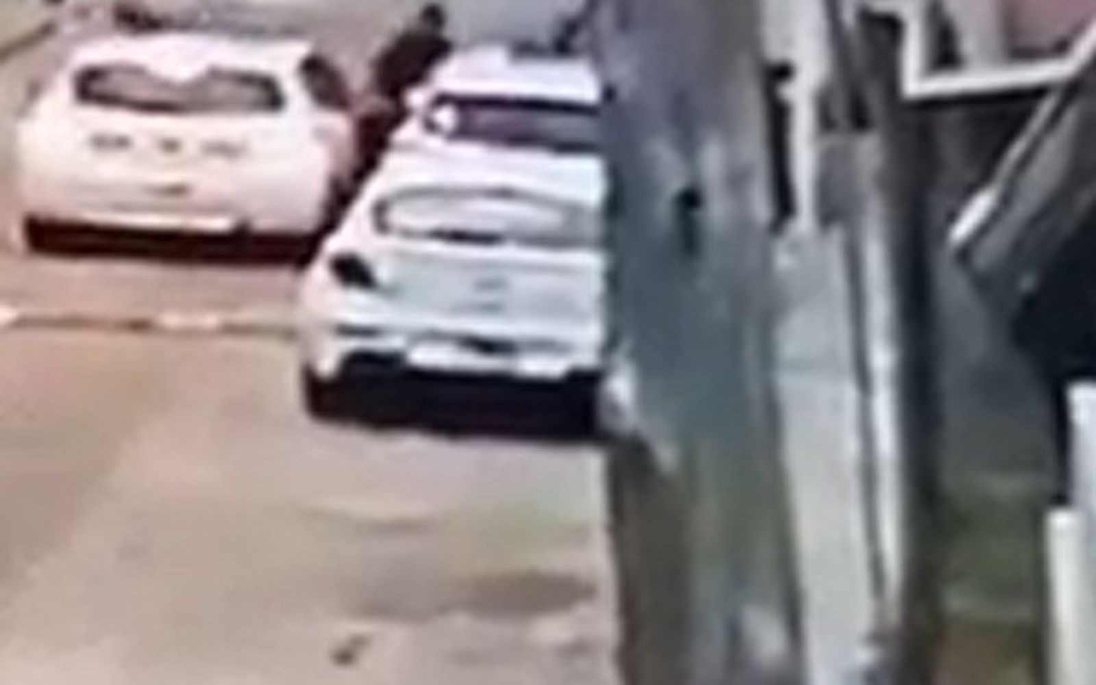 劫匪們開車靠近路邊的外送員逼其下車。圖/翻攝自X