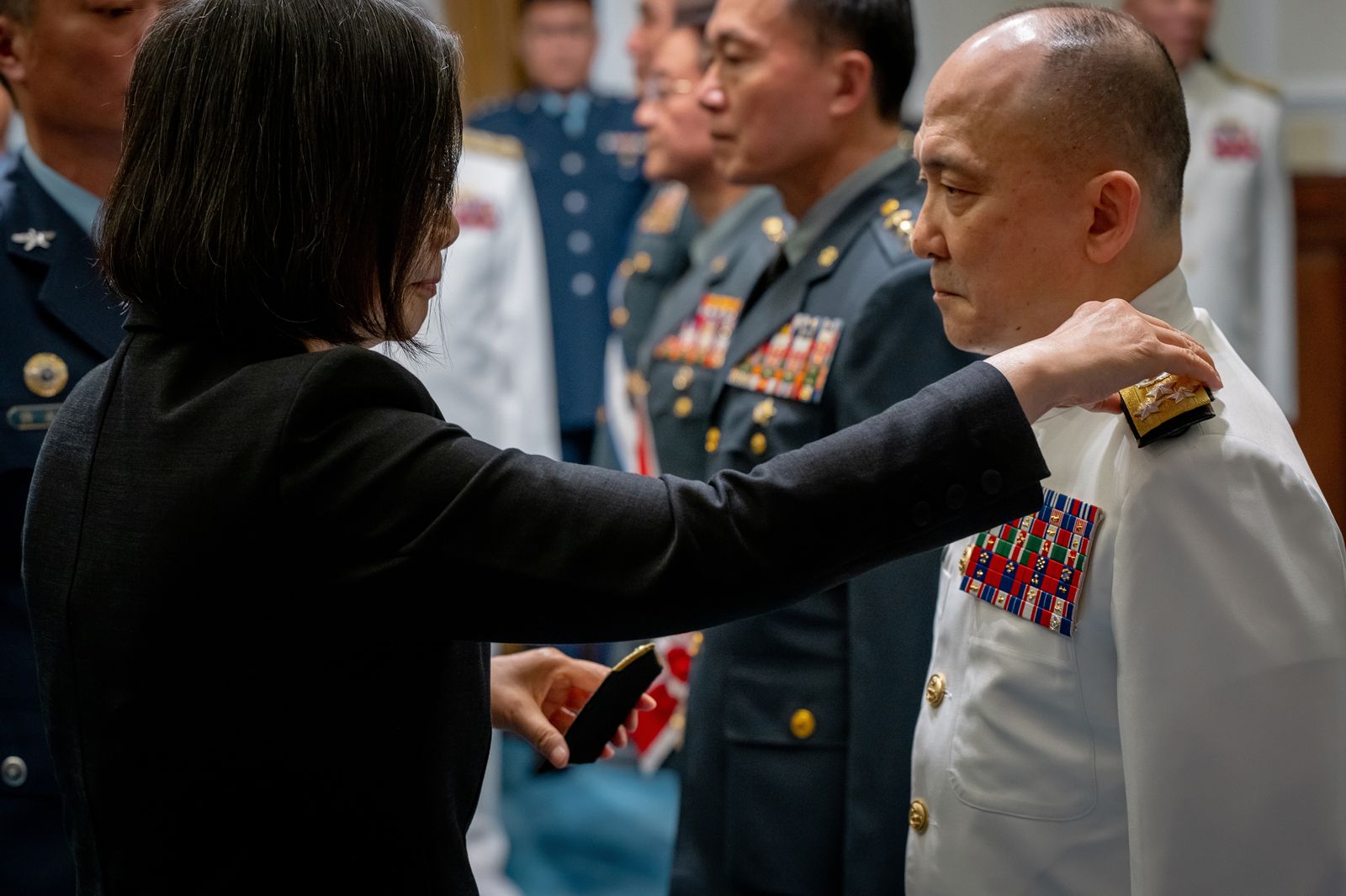 唐華接下潛艦負責人之後，重新釐清海軍及台船在潛艦的合約關係。圖為唐華接授蔡英文總統授勳。總統府提供。