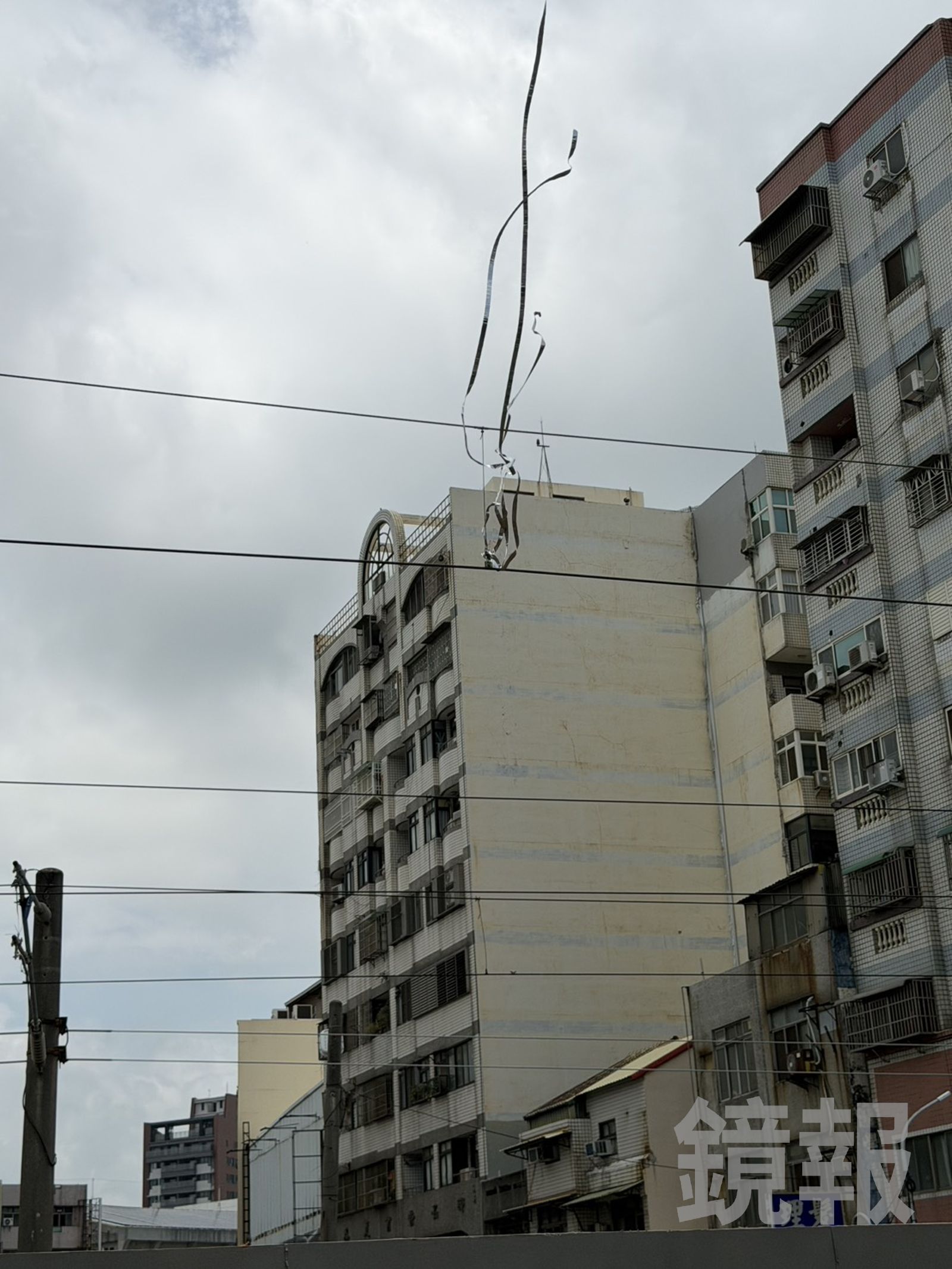 彩帶噴出後高掛在鐵道旁的高壓電線，引發公安疑慮。民眾提供