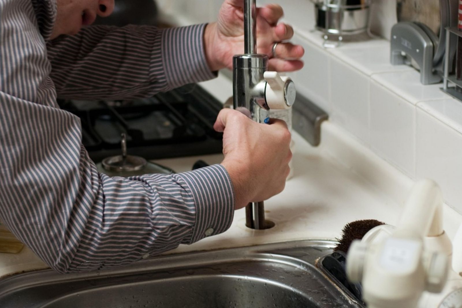 妹子做水電「沒年終好悲傷」薪水也不漲　網：其實很有市場