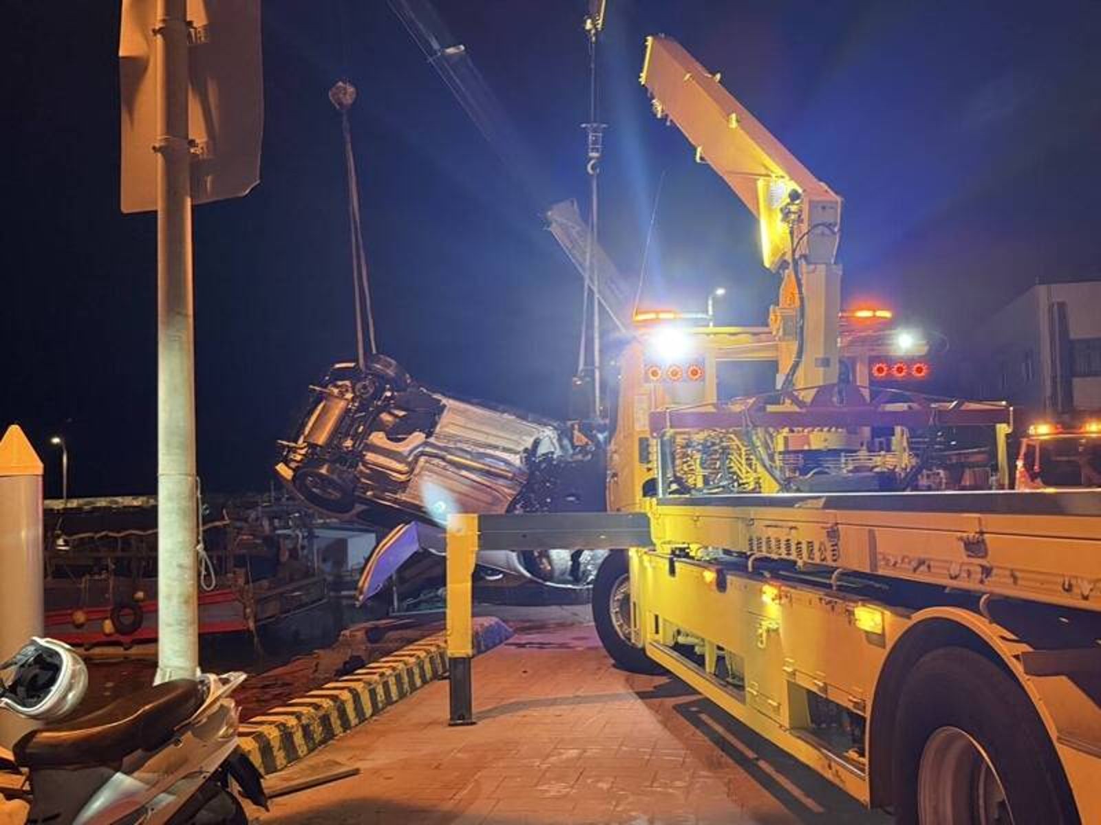 向爸爸借車遊龍鳳漁港 男子忘拉P檔汽車落海